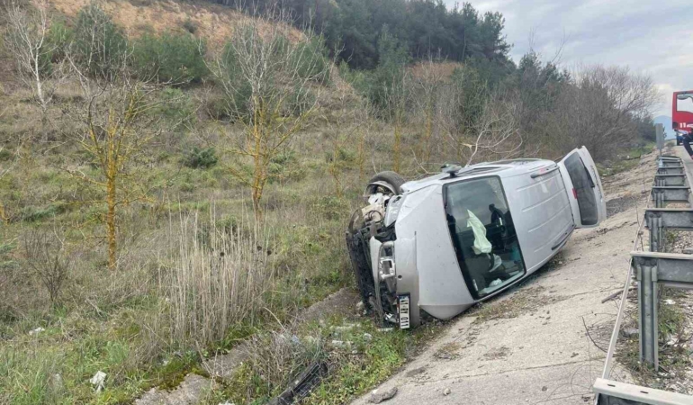 Bilecik’te şarampole uçan araçtaki 2 kişi yaralandı