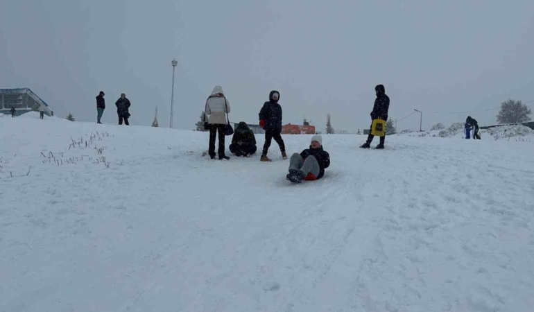 Uludağ’da etkili olan kar yağışıyla günübirlikçiler zirveye akın etti