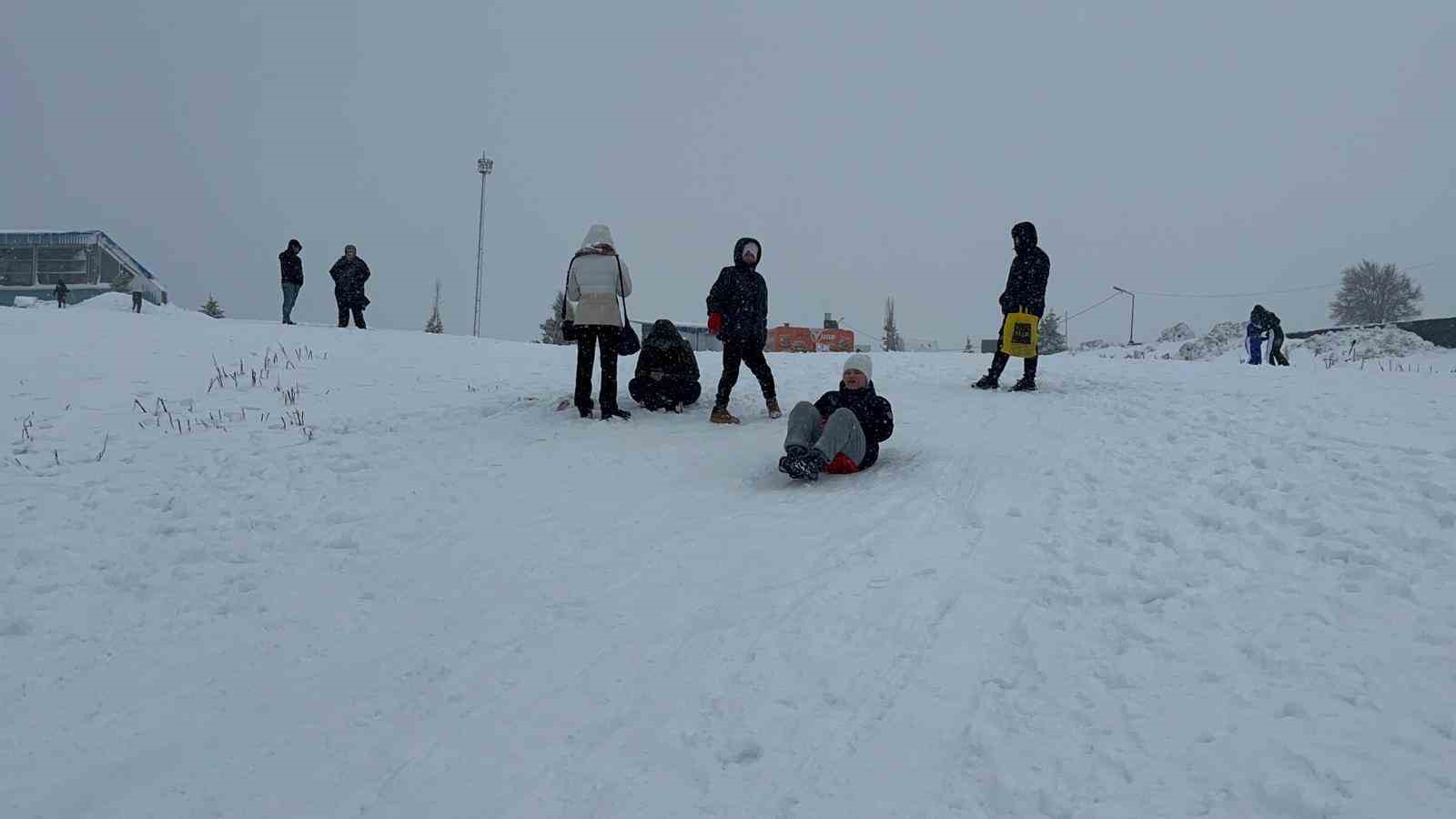 Uludağ’da etkili olan kar yağışıyla günübirlikçiler zirveye akın etti