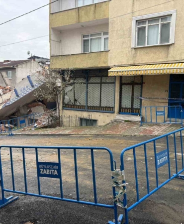 "Bu işin ustasıyız" diyen İBB ekibinin tehlikeli yıkımı kamerada: 5 katlı bina yerle bir oldu, yan binanın kolonu zarar gördü