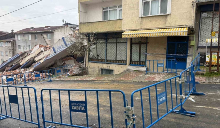 "Bu işin ustasıyız" diyen İBB ekibinin tehlikeli yıkımı kamerada: 5 katlı bina yerle bir oldu, yan binanın kolonu zarar gördü