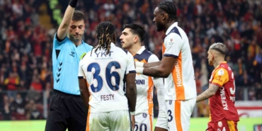 Başakşehir’de Festy Ebosele kırmızı kart gördü