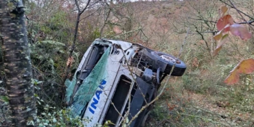 Servis aracı uçuruma yuvarlandı: 1 yaralı