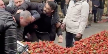 Zabıtaya tekme tokat saldırı: Seyyar satıcı ortalığı karıştırdı
