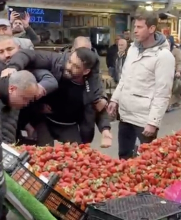 Zabıtaya tekme tokat saldırı: Seyyar satıcı ortalığı karıştırdı