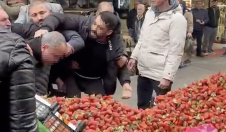 Zabıtaya tekme tokat saldırı: Seyyar satıcı ortalığı karıştırdı