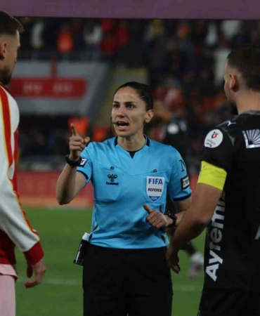 Süper Lig’de 22 yıl sonra kadın hakem düdük çaldı