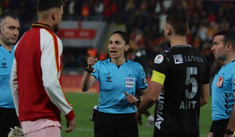 Süper Lig’de 22 yıl sonra kadın hakem düdük çaldı