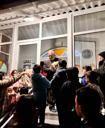 Bigadiç’ te camiye gelen- çocukların top sevinci