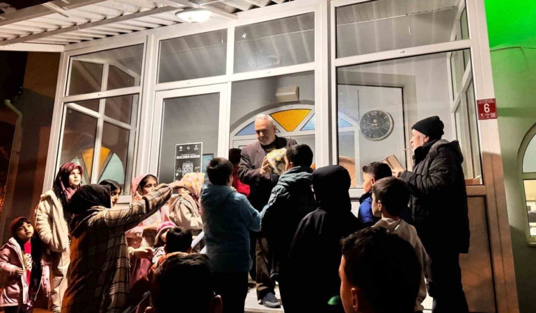 Bigadiç’ te camiye gelen- çocukların top sevinci