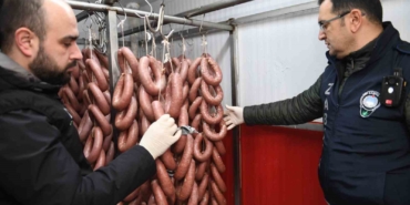 Bursa’da 700 kilo bozuk sucuk piyasaya sürülmeden imha edildi