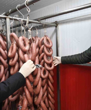 Bursa’da 700 kilo bozuk sucuk piyasaya sürülmeden imha edildi