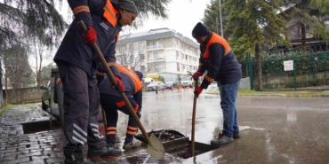 Tuzla Belediyesi yağışa karşı sahada: 100 personel ve 40 araçla kesintisiz müdahale