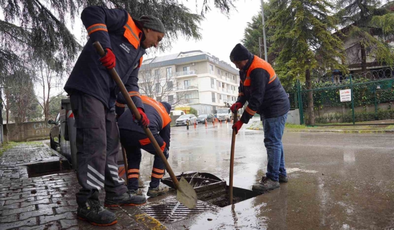 Tuzla Belediyesi yağışa karşı sahada: 100 personel ve 40 araçla kesintisiz müdahale