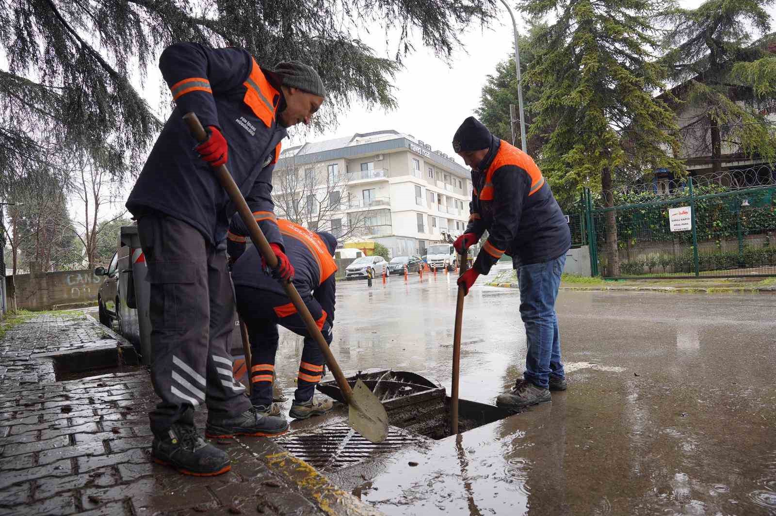 Tuzla Belediyesi yağışa karşı sahada: 100 personel ve 40 araçla kesintisiz müdahale