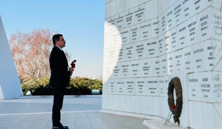 Devlet Büyükleri Anıt Mezarlığı’nda Anma Programı Gerçekleştirildi