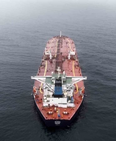 İstanbul Boğazı’na yaklaşırken vurulan tanker havadan görüntülendi