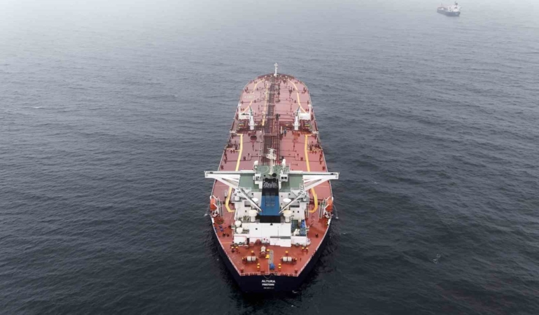 İstanbul Boğazı’na yaklaşırken vurulan tanker havadan görüntülendi