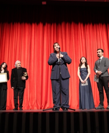 Ödülünü Müjdat Gezen’den alan Binnur Kaya gözyaşını tutamadı: ‘Rüyada gibiyim’