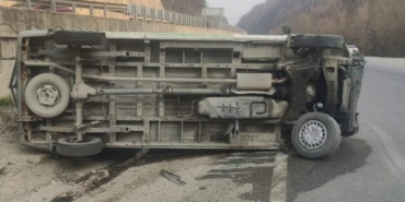 Kontrolden çıkan minibüs takla attı, sürücü yaralandı