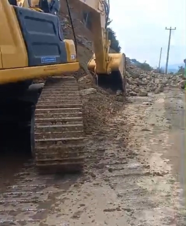 Gemlik-Mudanya yolu heyelan sebebiyle kapandı