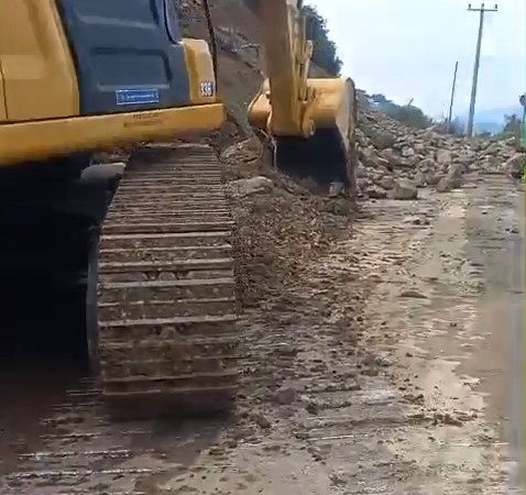 Gemlik-Mudanya yolu heyelan sebebiyle kapandı