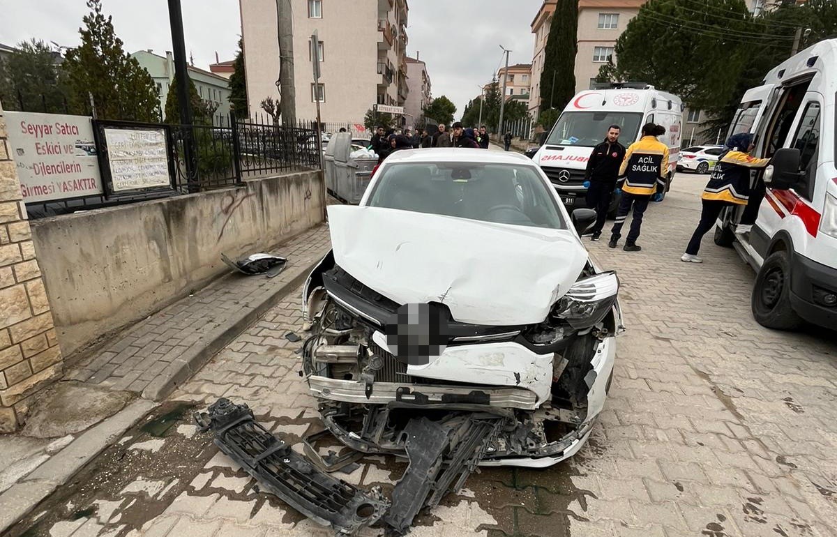 İnegöl’de otomobiller çarpıştı: 5 yaralı