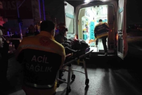 Kadıköy Rıhtım’da taksi takla attı: 2 yaralı