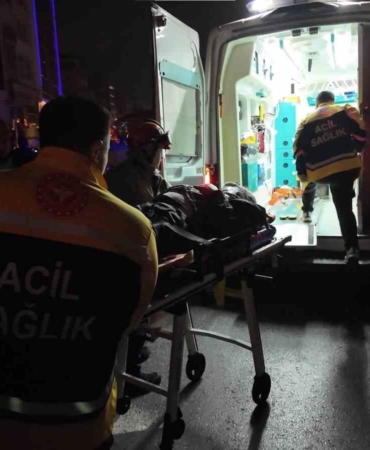 Kadıköy Rıhtım’da taksi takla attı: 2 yaralı