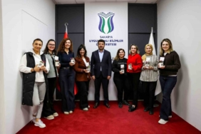 Rektör Sarıbıyık’tan kadın personele anlamlı kutlama