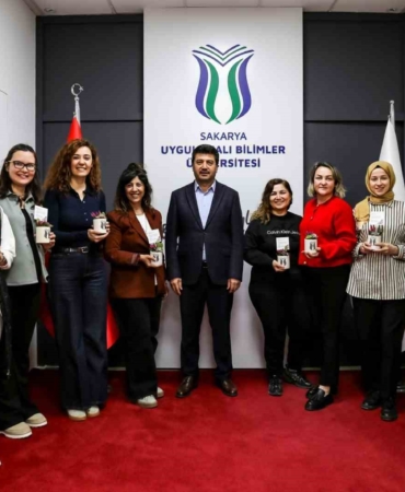 Rektör Sarıbıyık’tan kadın personele anlamlı kutlama