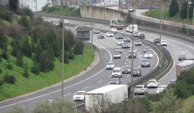 Bayram tatili dönüşleri başladı, TEM’de akıcı yoğunluk hakim