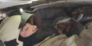 Fatih’te çöken binanın altında kalanların çıkarılma anı kamerada