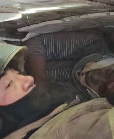 Fatih’te çöken binanın altında kalanların çıkarılma anı kamerada