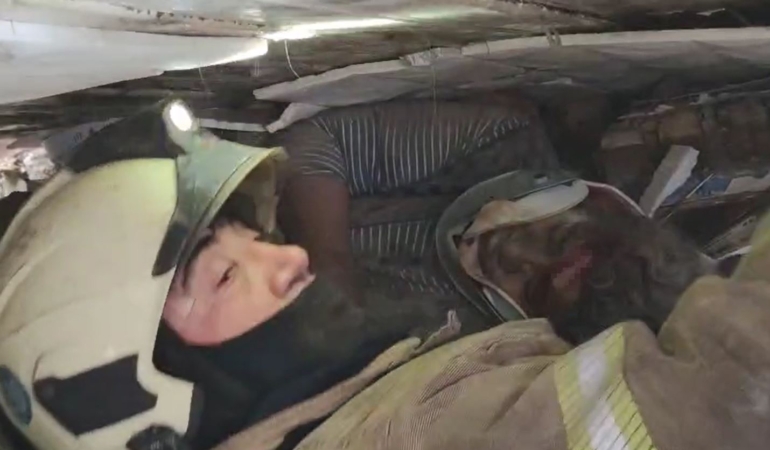 Fatih’te çöken binanın altında kalanların çıkarılma anı kamerada