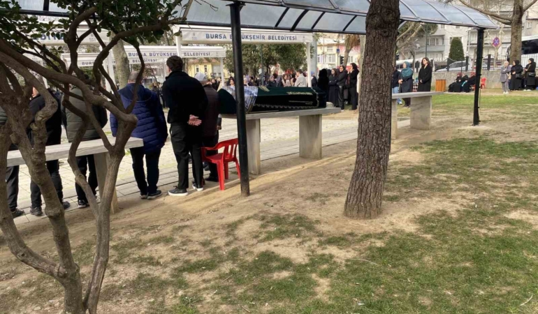 Bursa’daki silahlı saldırıda ölen güzellik uzmanı kadın toprağa verildi