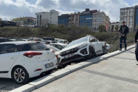 Arnavutköy’de park etmek isterken araçların üzerine çıktı