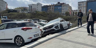 Arnavutköy’de park etmek isterken araçların üzerine çıktı