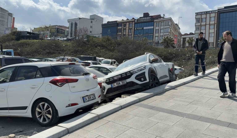 Arnavutköy’de park etmek isterken araçların üzerine çıktı