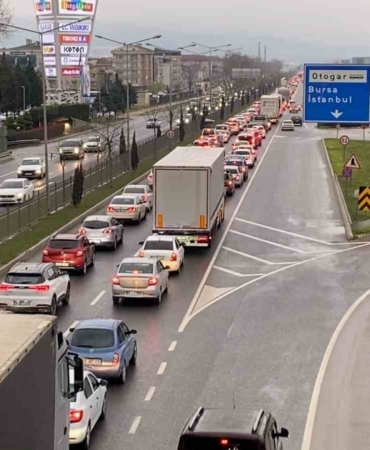Tatilcilerin dönüş yolculuğu başladı, İnegöl’de trafik durma noktasına geldi