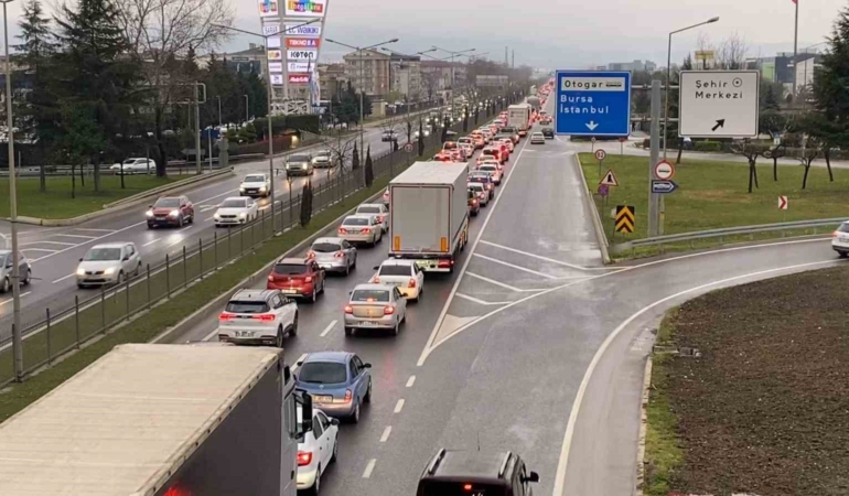 Tatilcilerin dönüş yolculuğu başladı, İnegöl’de trafik durma noktasına geldi