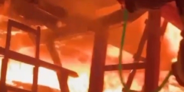 Ahşap ev alev topuna döndü