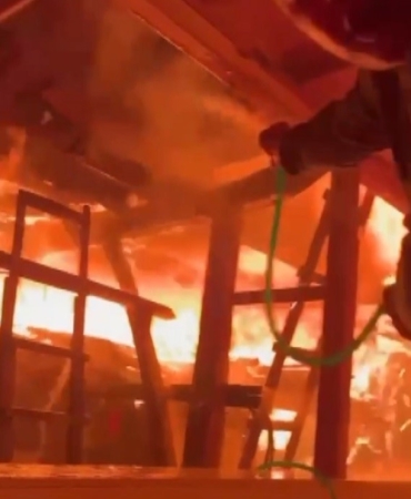 Ahşap ev alev topuna döndü