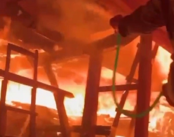 Ahşap ev alev topuna döndü