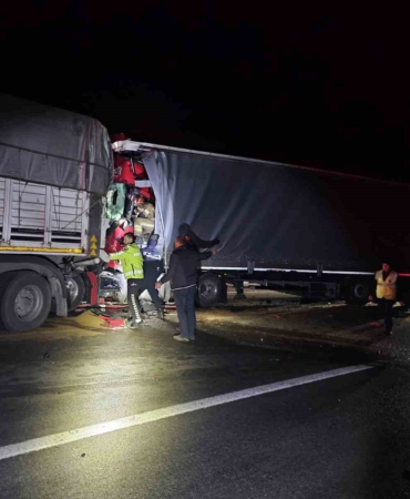Bursa’da iki tırın çarpıştığı kazada 1 kişi hayatını kaybetti