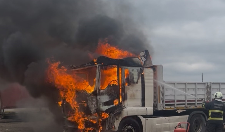 Tekirdağ’da park halindeki tır alev alev yandı