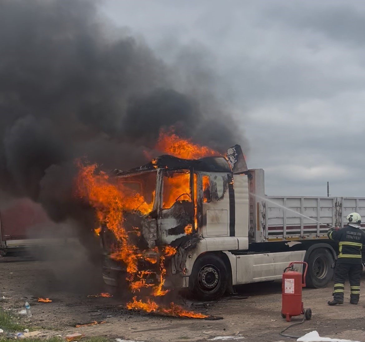 Tekirdağ’da park halindeki tır alev alev yandı