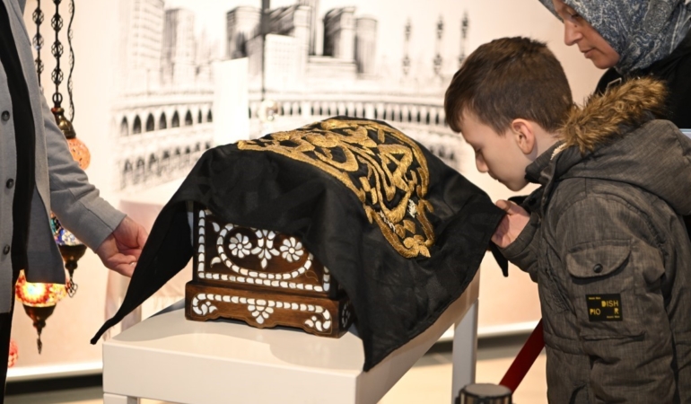 Kartepe’de "Sakal-ı Şerif" ve Kabe örtüsü ziyarete açıldı