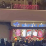 Vatandaşlar sinemada film izler gibi yemek katından kavgayı izledi