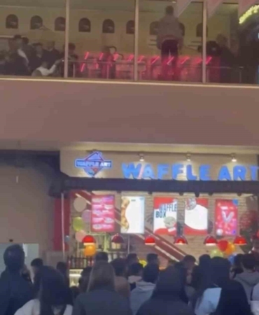 Vatandaşlar sinemada film izler gibi yemek katından kavgayı izledi